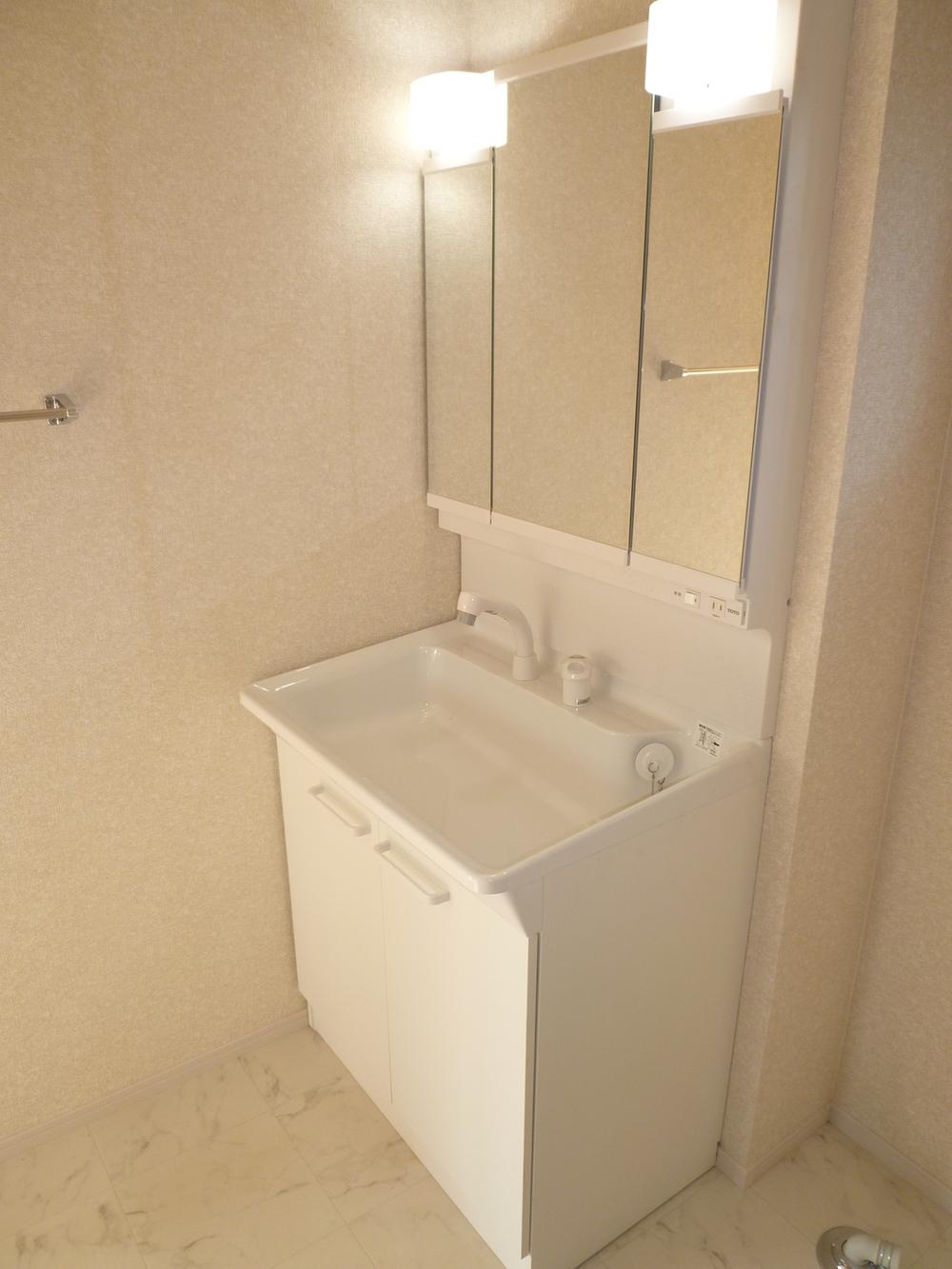 Wash basin, toilet. Seller enforcement example