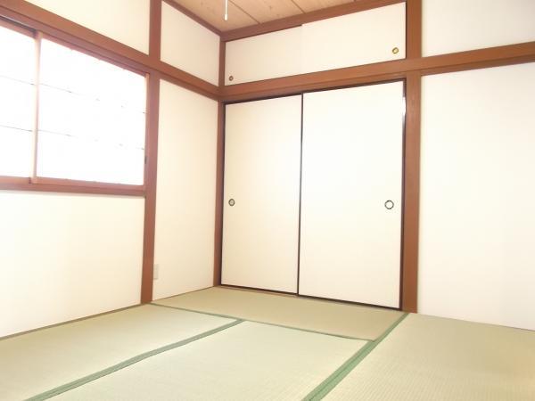 Non-living room. Second floor 6-tatami mat Japanese-style room. Tatami mat replacement, Sliding door ・ Sliding door already modified paste.