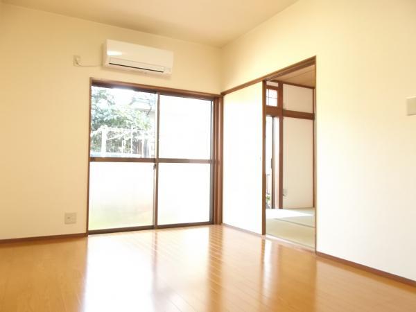 Living. For living and Japanese-style room is between continued, You can use as an integral.