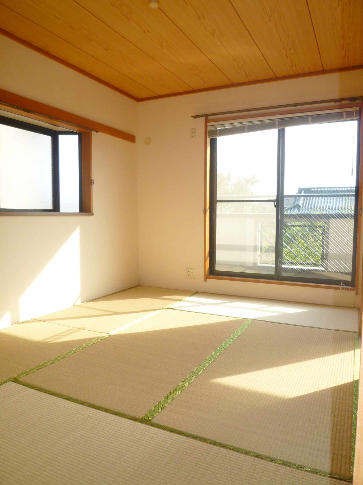 Living and room. Japanese-style room 6 Pledge (with bay window)