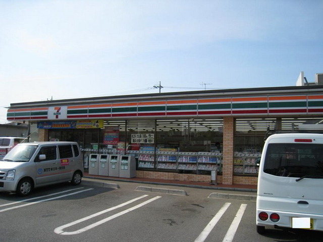 Convenience store. 559m to Seven-Eleven (convenience store)