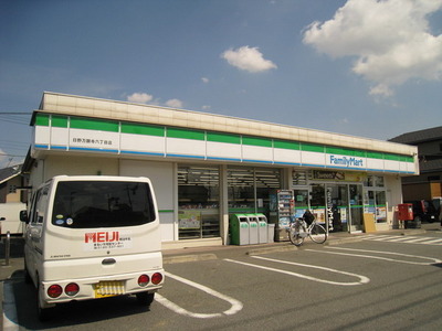 Convenience store. 900m to Family Mart (convenience store)