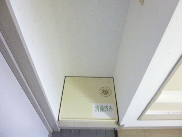 Other room space. Washing machine and place it next to the entrance of the room ☆