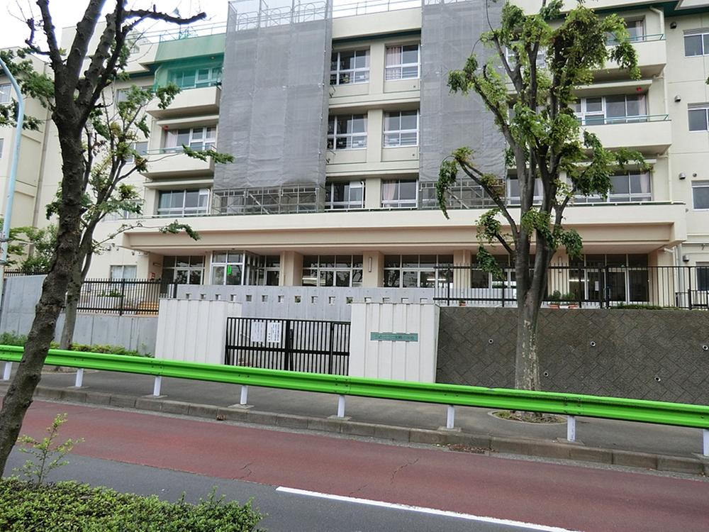 Primary school. Hino Municipal Nanami 396m until the green elementary school