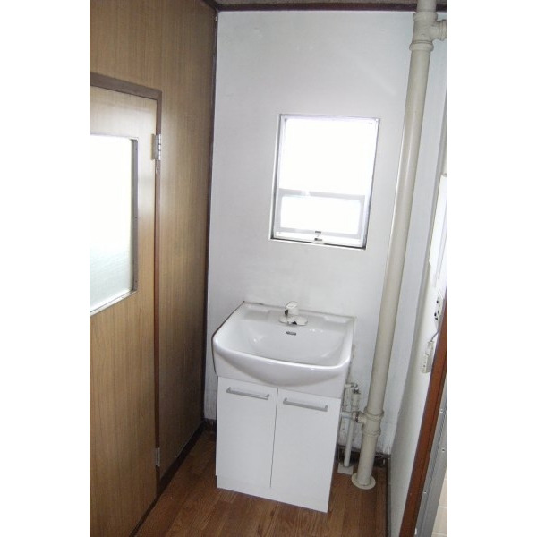 Washroom. Independent wash basin with