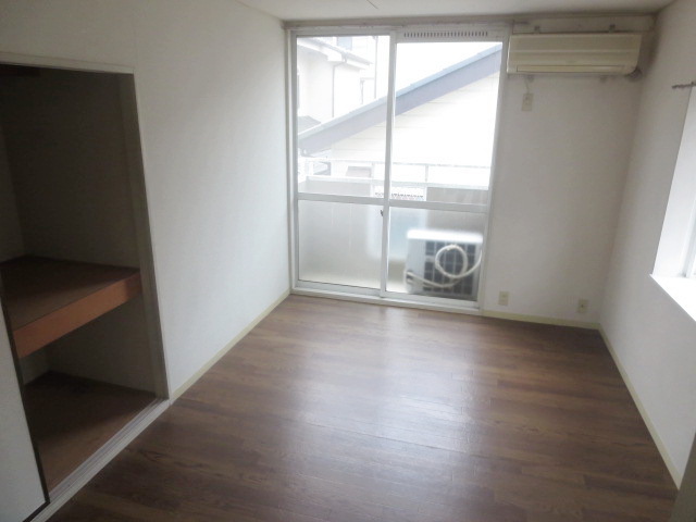 Living and room. Bright Western-style ・ Two-sided lighting is I am happy