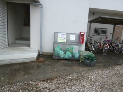 Entrance. Garbage yard