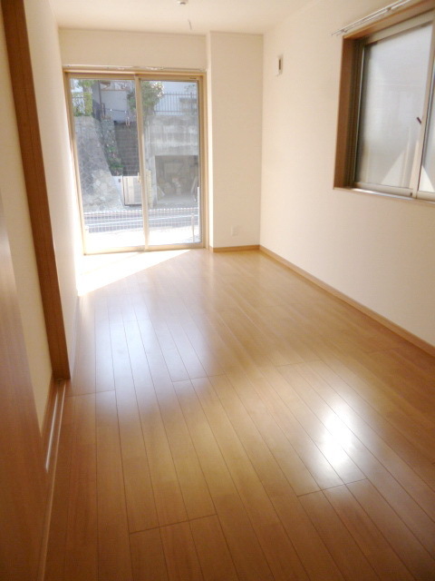 Other room space. Two-sided window with Western-style