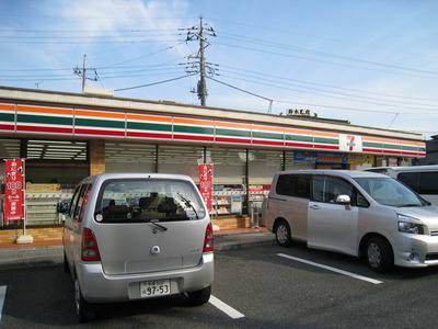 Convenience store. 700m to Seven-Eleven (convenience store)