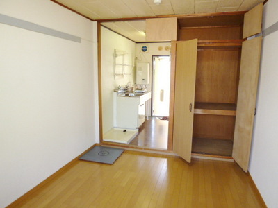 Other room space. Popular flooring Tekkateka