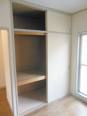 Receipt. Upper closet with storage