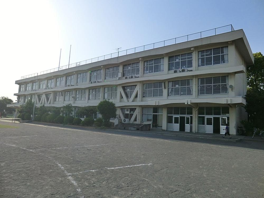 Primary school. 906m to Hino City Takigo Elementary School