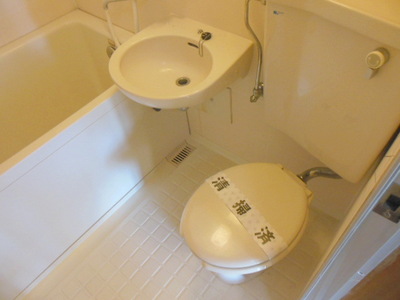 Toilet. 3-point unit bus it can clean a Rakuchin