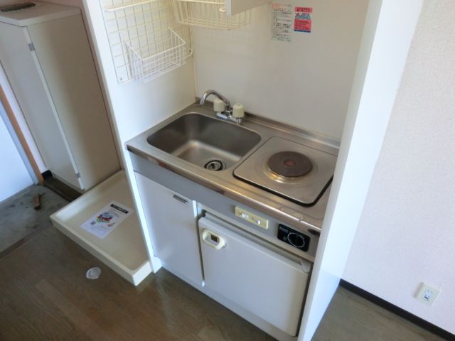 Kitchen. It is a kitchen with a electric stove ☆ 