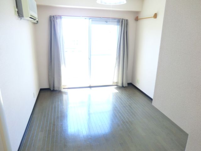 Living and room. Is a south-facing room ☆ 