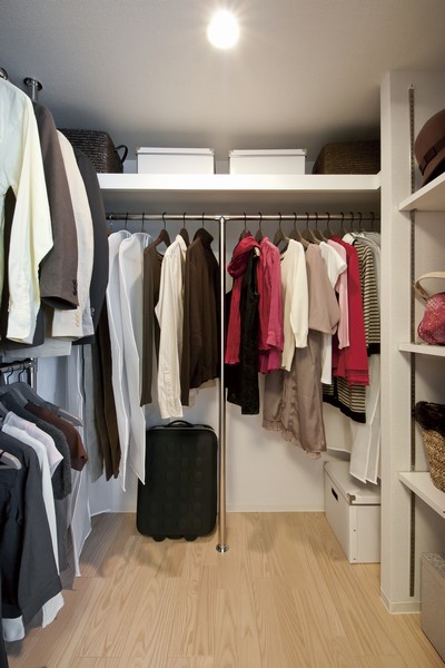 Western-style (1) clothing, such as plenty can be stored in the "Super walk-in closet," which is provided to