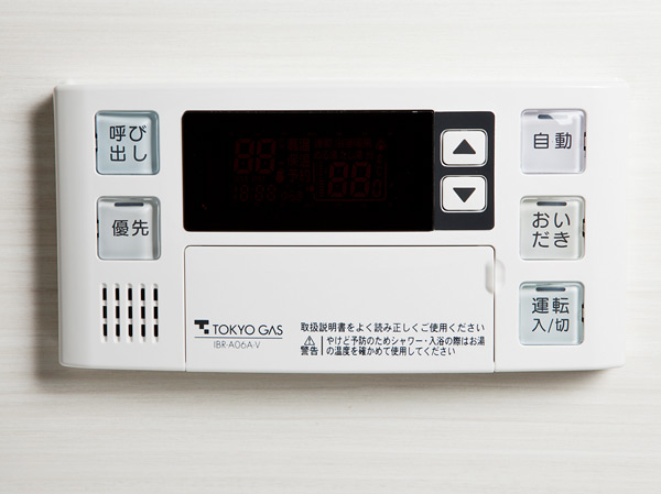 Bathing-wash room.  [Otobasu] Otobasu system that automatically progress from hot water lined up to keep warm (with Reheating function). It can be operated from the remote control of the kitchen and bathroom.