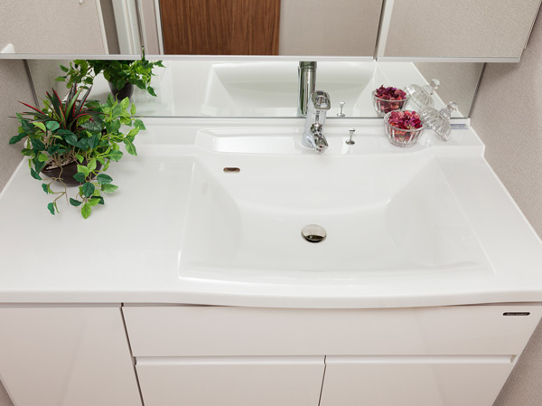 Bathing-wash room.  [Vanity bowl biased] Of the counter and bowl seam is not integrally molded, Beautifully clean it is also a vanity effortless. Counter secured in the spread on one side, You can also use such as the sorting of laundry.