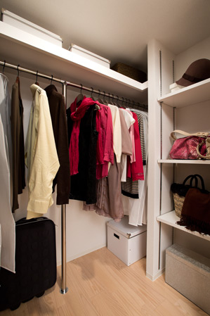 Interior.  [Super walk-in closet] The storage space of large capacity can be stored together the whole family of clothing and miscellaneous goods. Season of the seasonal change of clothes is also happy to.  ※ A-80A type other