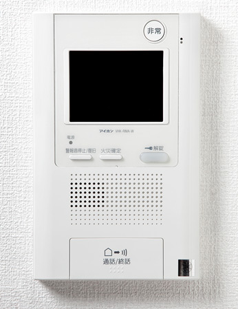 Security.  [Hands-free intercom with color monitor] Convenient hands-free intercom that can talk to without a handset. Color image of a set intercom ・ voice, In front of each dwelling unit entrance you can double check of voice. (Amenities are all the same specification)