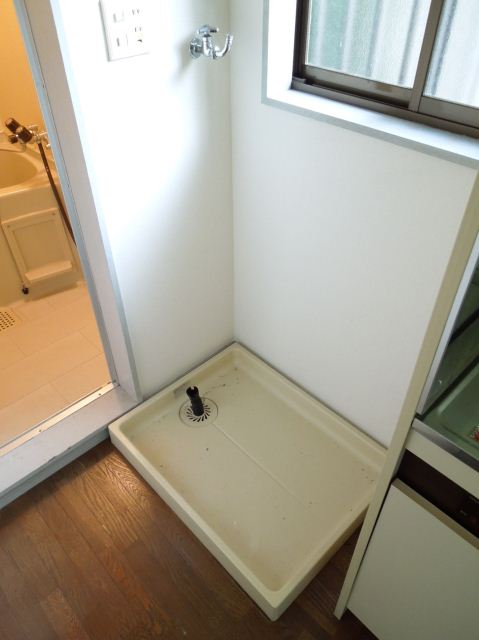 Other room space.  ☆ It is a bright room washing machine storage room with a window ☆