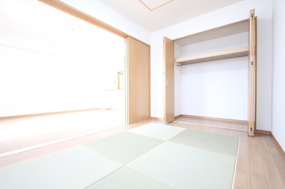 Non-living room. Widely Japanese heart next to the bright living room! It established a Japanese and Western room with a "tatami".