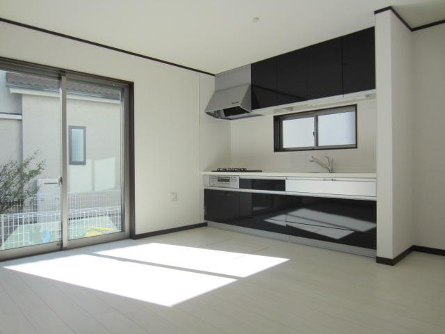 Kitchen. Komu shines bright sunshine, Living-dining! ! (4 Building)