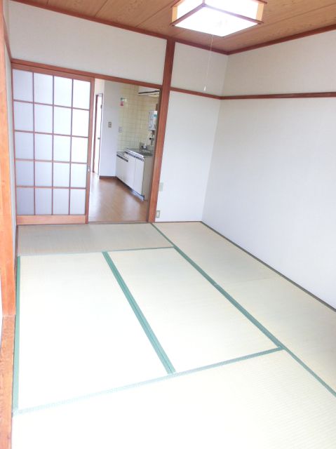 Living and room. The top floor is the second floor of 6 quires of Japanese-style rooms