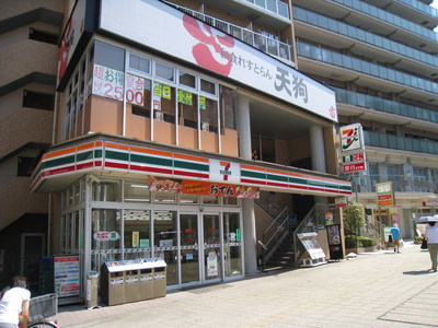 Convenience store. 600m to Seven-Eleven (convenience store)