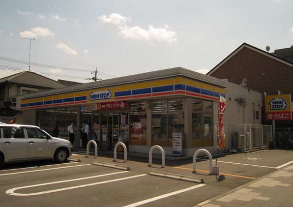 Convenience store. MINISTOP up (convenience store) 246m