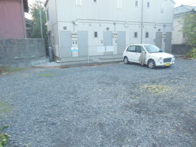 Parking lot. Also equipped with on-site parking