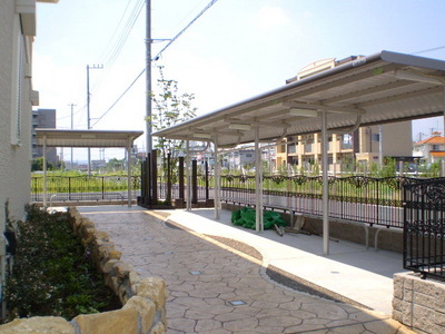 Entrance.  ☆ It is a roof with bicycle parking ☆ 