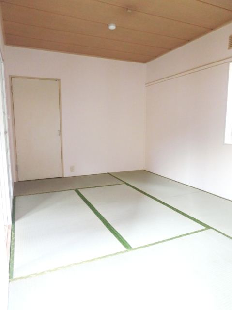 Living and room.  ☆ Japanese-style room is a 6-tatami rooms ☆