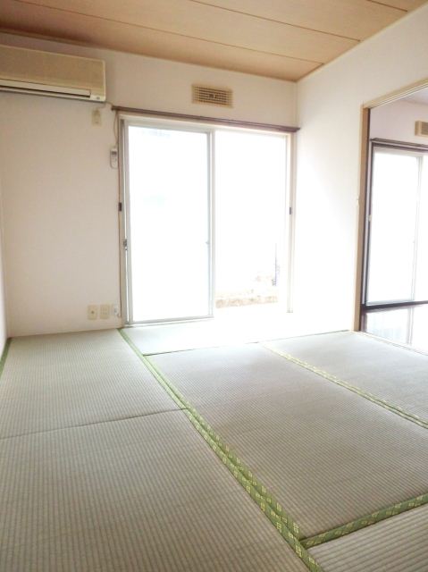 Living and room.  ☆ Japanese-style room is a 6-tatami rooms ☆