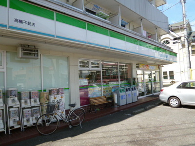 Convenience store. 800m to Family Mart (convenience store)