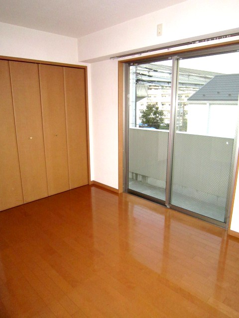 Living and room. The window is large, bright room