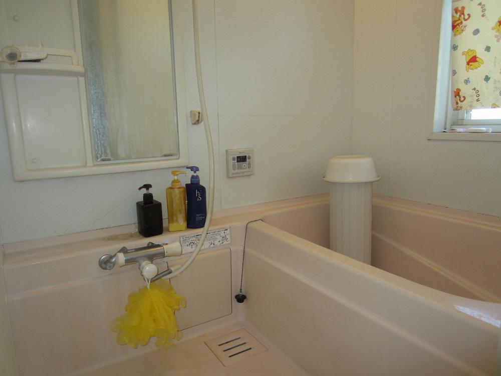 Bathroom. The bathroom has a window and a ventilation fan! Clean! !