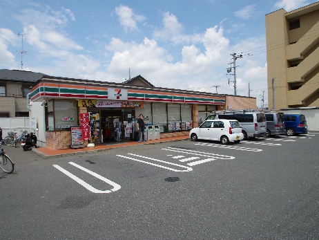 Convenience store. Seven-Eleven Hino most Bridge store up (convenience store) 10m