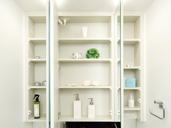 Bathing-wash room.  [Kagamiura vanity with storage] Installing a storage shelf in the mirror behind the three-sided mirror with a fogging heater. Toothbrush and lotion, You Shimae and clean a variety of small items, such as tissue box.