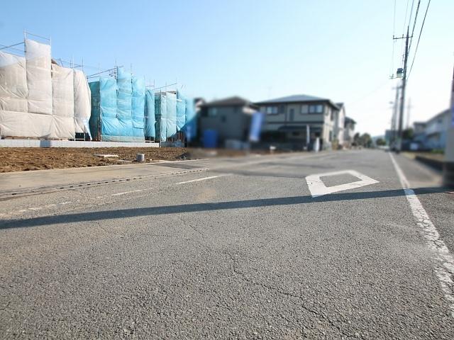 Local photos, including front road. Hino Manganji 3-chome, contact road situation