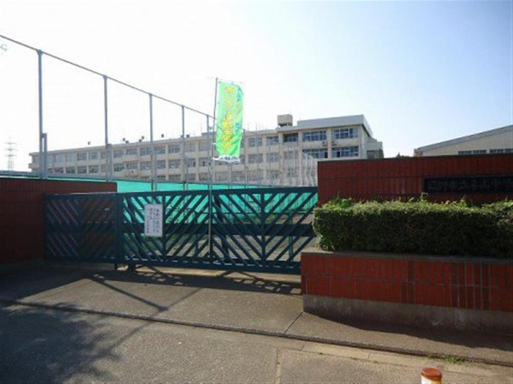 Junior high school. 1155m to Hino City Hirayama junior high school