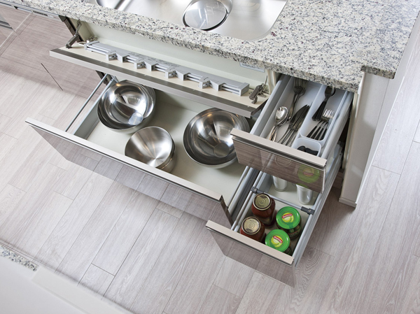 Kitchen.  [Soft-close function with slide storage] Be taken out easily sliding storage of the back of the thing. You have a momentum may be slowly closing soft-close function is closed.