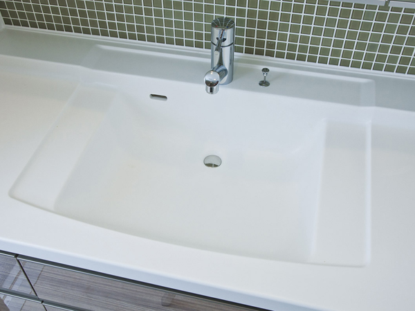 Bathing-wash room.  [Counter-integrated basin bowl] One-piece seamless between the wash bowl and counter. It looks beautiful, Care is also easy for less marked with mold and dirt.