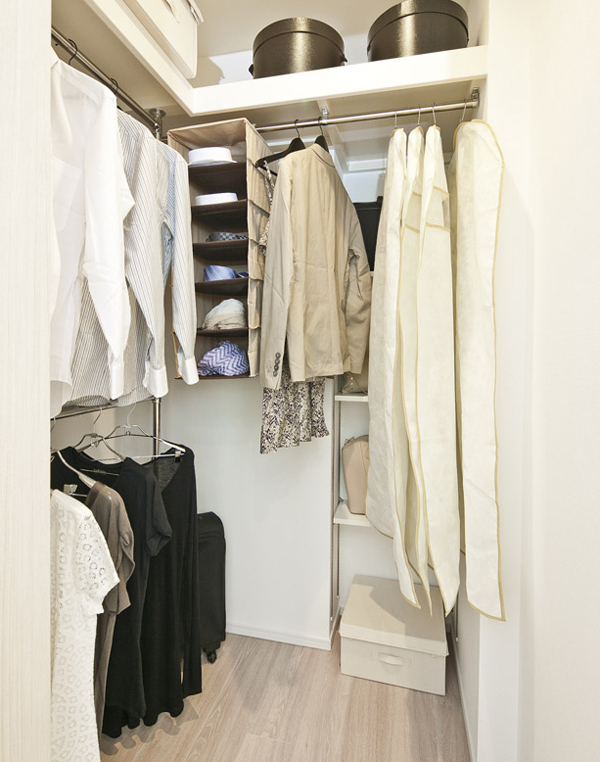 Receipt.  [Walk-in closet] Clothes of the whole family, of course, Also it can be stored a big thing, such as trunk. Because the door is sliding door, Space of the room you can use effectively.