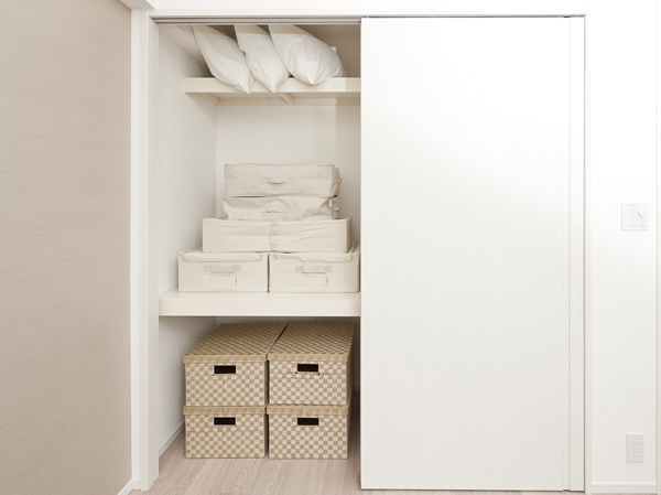Receipt.  [Futon closet] Closet that ensures the depth required for the storage of futon. Also installation Makuratana and hanger pipe. Can be stored costume cases were divided into every season.