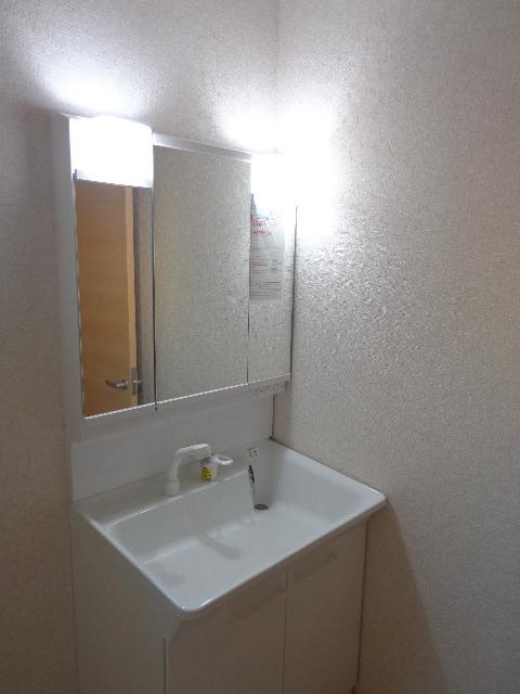 Wash basin, toilet. 1 Building