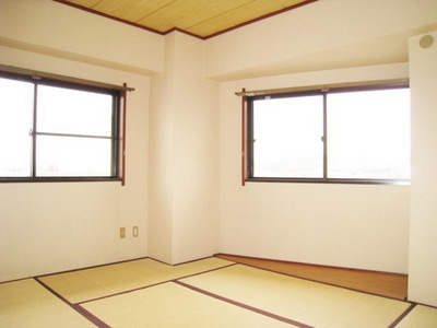 Other room space. South Japanese-style room is a two-sided lighting