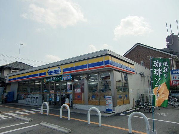 Convenience store. Seven-Eleven (convenience store) to 200m