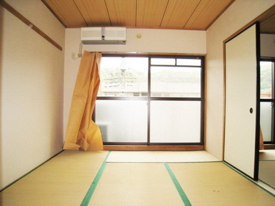 Living and room. I Japanese-style room is also bright