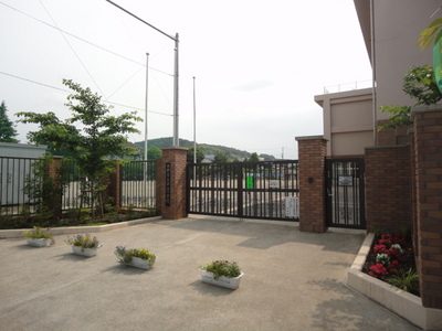 Primary school. 160m up to municipal Hirayama elementary school (elementary school)